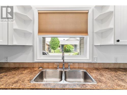 1231 10 Street Sw Unit# 28, Salmon Arm, BC - Indoor Photo Showing Kitchen With Double Sink