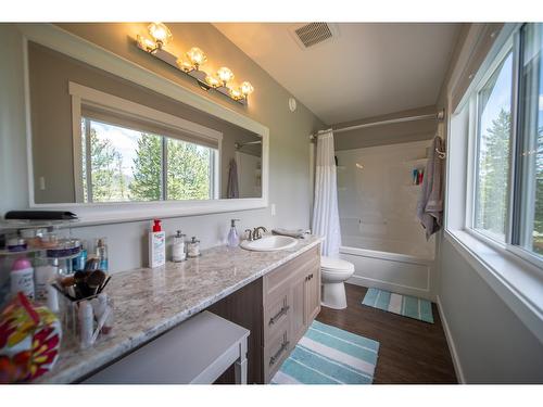 3513 Mount Royal Drive, Cranbrook, BC - Indoor Photo Showing Bathroom