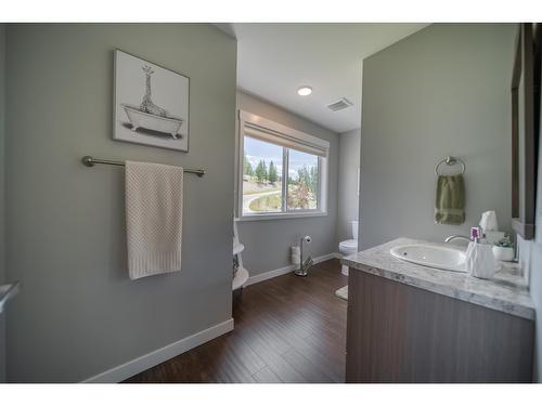 3513 Mount Royal Drive, Cranbrook, BC - Indoor Photo Showing Bathroom