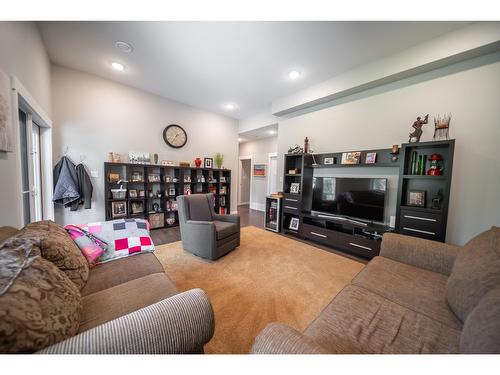 3513 Mount Royal Drive, Cranbrook, BC - Indoor Photo Showing Living Room