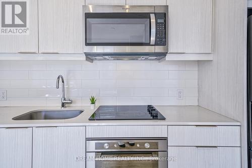 402 - 32 Forest Manor Road, Toronto, ON - Indoor Photo Showing Kitchen