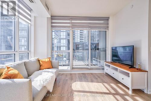 402 - 32 Forest Manor Road, Toronto, ON - Indoor Photo Showing Living Room