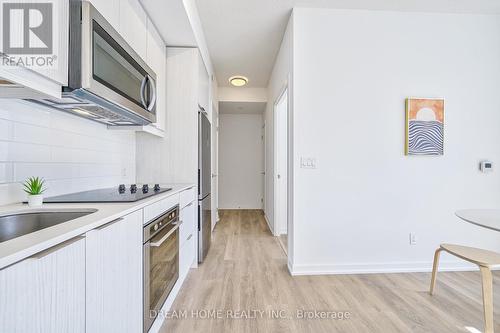 402 - 32 Forest Manor Road, Toronto, ON - Indoor Photo Showing Kitchen With Upgraded Kitchen