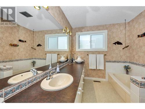 7870 Tronson Road, Vernon, BC - Indoor Photo Showing Bathroom