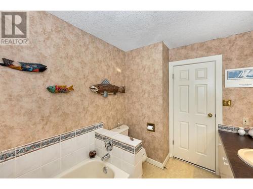 7870 Tronson Road, Vernon, BC - Indoor Photo Showing Bathroom