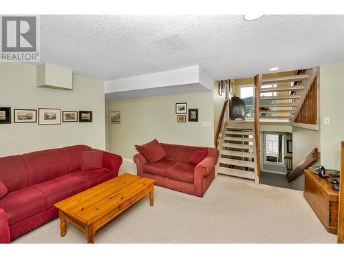 7870 Tronson Road, Vernon, BC - Indoor Photo Showing Living Room