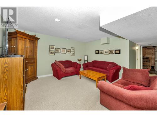 7870 Tronson Road, Vernon, BC - Indoor Photo Showing Living Room