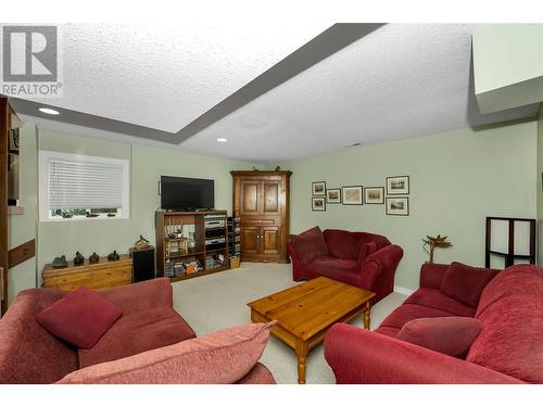 7870 Tronson Road, Vernon, BC - Indoor Photo Showing Living Room