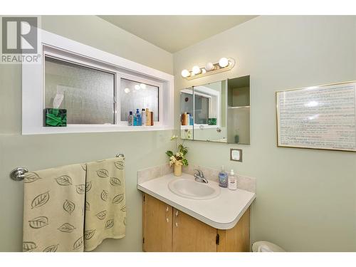 7870 Tronson Road, Vernon, BC - Indoor Photo Showing Bathroom