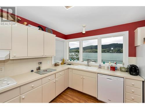 7870 Tronson Road, Vernon, BC - Indoor Photo Showing Kitchen