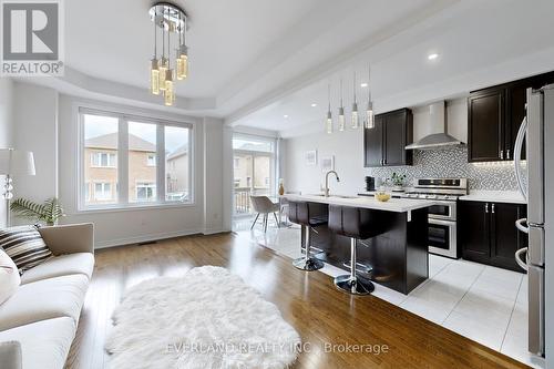 31 Paper Mills Crescent, Richmond Hill, ON - Indoor Photo Showing Kitchen With Upgraded Kitchen