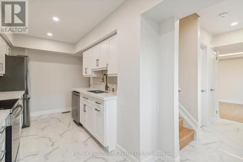 16 Jasmine Square, Brampton, ON - Indoor Photo Showing Kitchen