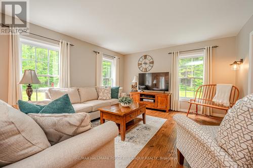 1225 Graham Road, Gravenhurst, ON - Indoor Photo Showing Living Room