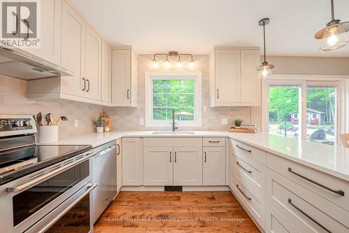 1225 Graham Road, Gravenhurst, ON - Indoor Photo Showing Kitchen With Upgraded Kitchen