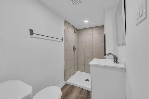 21 Weir Street S, Hamilton, ON - Indoor Photo Showing Bathroom