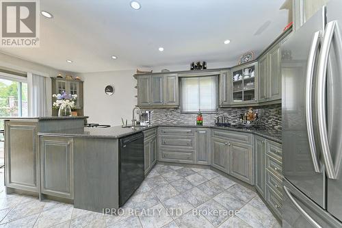 16 Bryant Court, Brampton, ON - Indoor Photo Showing Kitchen With Upgraded Kitchen