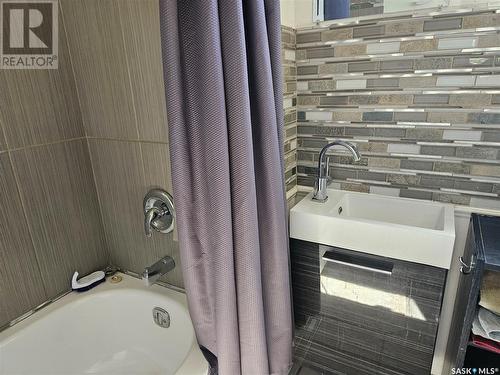239 2Nd Avenue Ne, Swift Current, SK - Indoor Photo Showing Bathroom