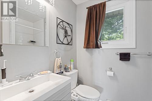 8522 Foxhill, Windsor, ON - Indoor Photo Showing Bathroom