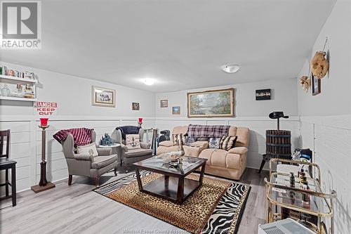 8522 Foxhill, Windsor, ON - Indoor Photo Showing Living Room