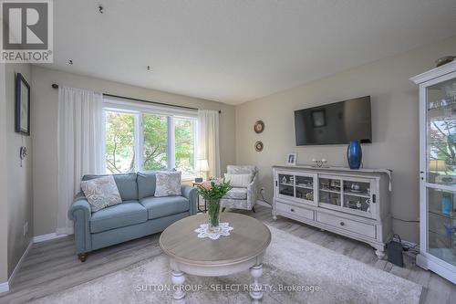 7 Julia Court, London, ON - Indoor Photo Showing Living Room