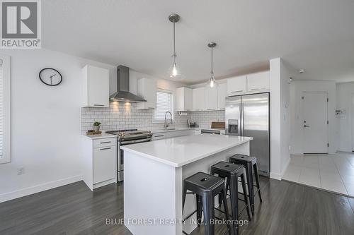 1938 Foxridge Crescent, London, ON - Indoor Photo Showing Kitchen With Upgraded Kitchen