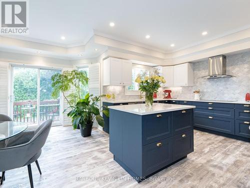 130 Grey Alder Avenue, Richmond Hill, ON - Indoor Photo Showing Kitchen With Upgraded Kitchen