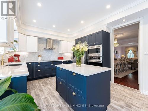 130 Grey Alder Avenue, Richmond Hill, ON - Indoor Photo Showing Kitchen With Upgraded Kitchen