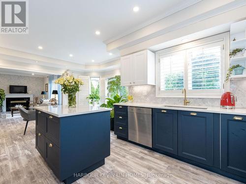 130 Grey Alder Avenue, Richmond Hill, ON - Indoor Photo Showing Kitchen With Upgraded Kitchen