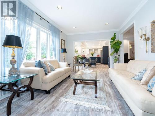 130 Grey Alder Avenue, Richmond Hill, ON - Indoor Photo Showing Living Room