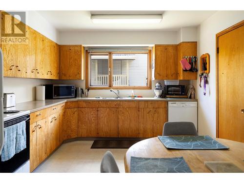 2780 Colony Street, Armstrong, BC - Indoor Photo Showing Kitchen With Double Sink