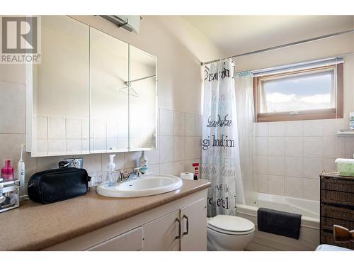 2780 Colony Street, Armstrong, BC - Indoor Photo Showing Bathroom