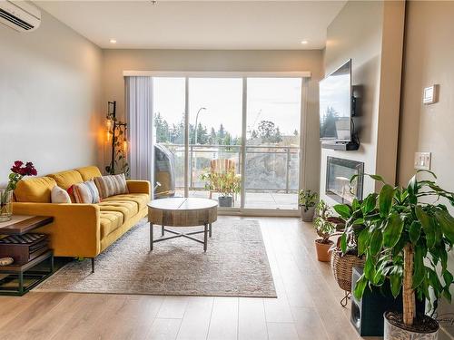 211-967 Whirlaway Cres, Langford, BC - Indoor Photo Showing Living Room