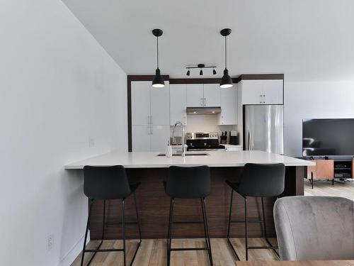 Cuisine - 3321 Rue De L'Université, Longueuil (Saint-Hubert), QC - Indoor Photo Showing Kitchen With Upgraded Kitchen