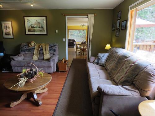 4000 Mountain View Road, Out Of District, BC - Indoor Photo Showing Living Room