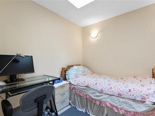 203-440 Schley Pl, Qualicum Beach, BC - Indoor Photo Showing Bedroom