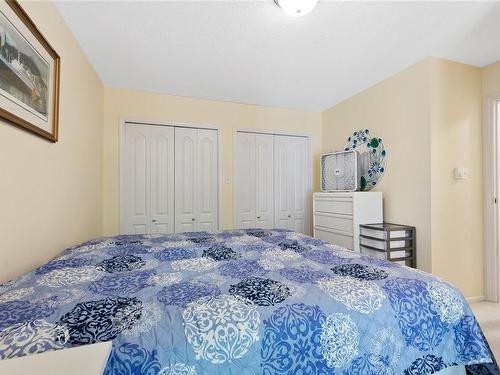 203-440 Schley Pl, Qualicum Beach, BC - Indoor Photo Showing Bedroom