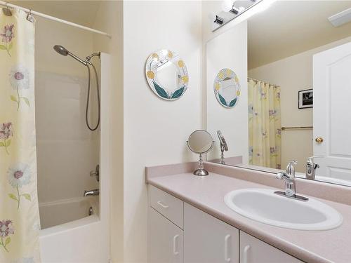 203-440 Schley Pl, Qualicum Beach, BC - Indoor Photo Showing Bathroom