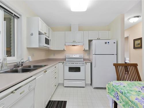 203-440 Schley Pl, Qualicum Beach, BC - Indoor Photo Showing Kitchen With Double Sink