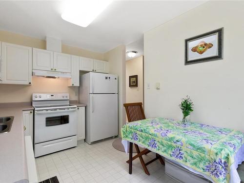 203-440 Schley Pl, Qualicum Beach, BC - Indoor Photo Showing Kitchen