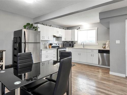 A-925 Watson Cres, Campbell River, BC - Indoor Photo Showing Kitchen