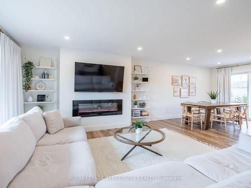 116 Sullivan Ave, Thorold, ON - Indoor Photo Showing Living Room With Fireplace