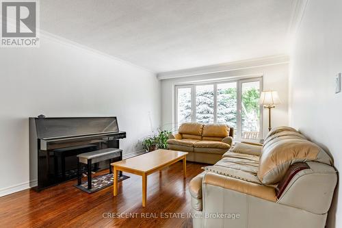 9 Clay Court, Toronto, ON - Indoor Photo Showing Living Room