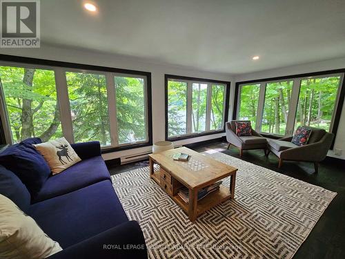 1015 Bayview Point Road, Lake Of Bays, ON - Indoor Photo Showing Living Room