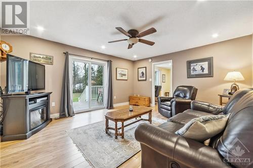 203 Latourell Road, Kemptville, ON - Indoor Photo Showing Living Room