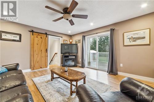 203 Latourell Road, Kemptville, ON - Indoor Photo Showing Living Room