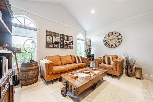 70 Oak Avenue, Dundas, ON - Indoor Photo Showing Living Room
