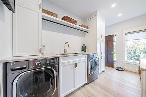70 Oak Avenue, Dundas, ON - Indoor Photo Showing Laundry Room