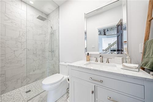 70 Oak Avenue, Dundas, ON - Indoor Photo Showing Bathroom