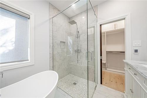 70 Oak Avenue, Dundas, ON - Indoor Photo Showing Bathroom