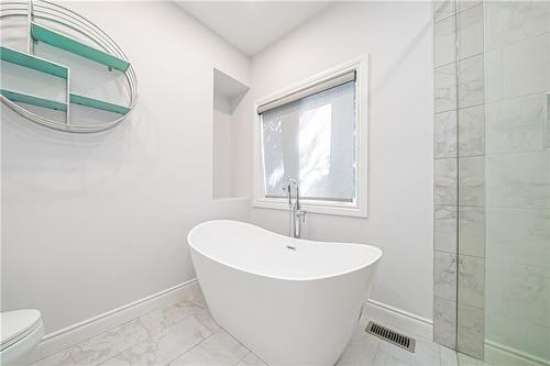 70 Oak Avenue, Dundas, ON - Indoor Photo Showing Bathroom